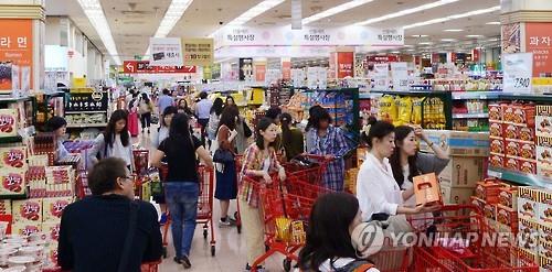       中韩人力网-韩企资讯： 恰逢中国国庆十一长假，众多中国游客来韩旅游和购物。调查显示，中国游客在韩国的大型超市中主要购物对象为饼干零食类产品和紫菜。