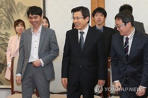 在韩国总理官邸李世石九段与黄教安总理有说有笑