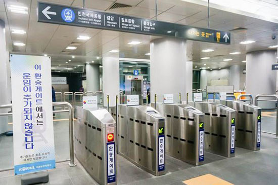 韩国地铁的换乘门。-- 中韩人力网