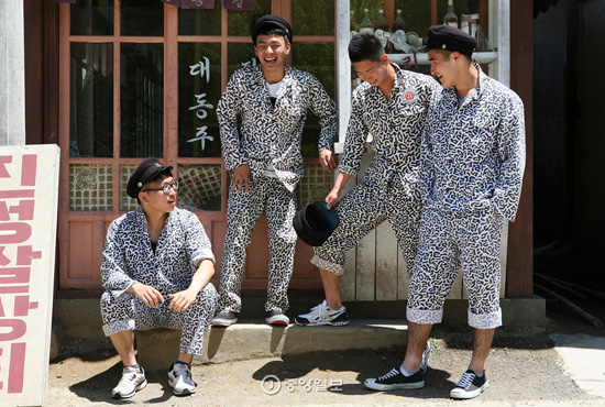 在顺天电视剧录影场租借旧时代教练服穿在身上的年轻人 .---中韩人力网