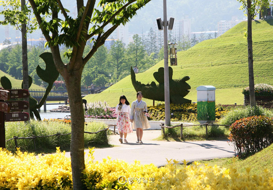 在顺天湾国家庭园租借改良韩服穿在身上的女学生们。---中韩人力网