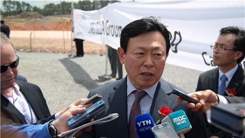 乐天集团会长辛东彬在美国路易斯安那州莱克查尔斯接受媒体采访。（中韩人力网）