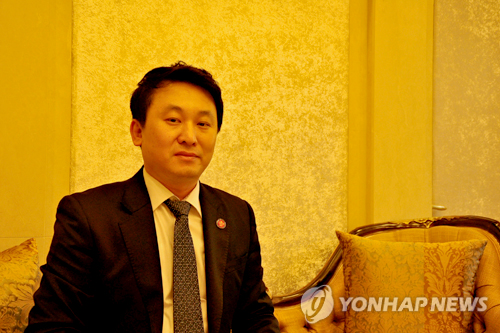 韩国中餐厨师联合协会会长邱光信接受采访。（中韩人力网-在韩中餐厨师动态）