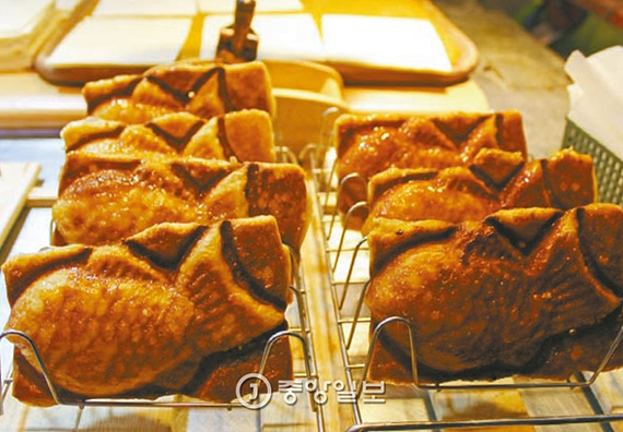 中韩人力网小编君推荐明洞美食：新月形面包鱼饼