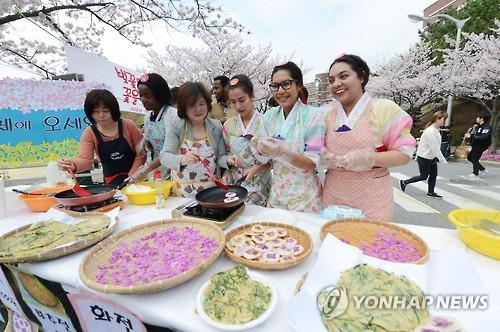 位于韩国釜山的新罗大学,外国留学生制作樱花煎饼。--- 中韩人力网 