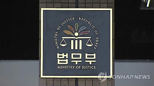   中韩人力网-韩国入籍政策： 韩国法务部10日公布了《入籍法》修订草案并开始征求公众意见。根据修订案，外国人加入韩国国籍的门槛全面提高，只有获得在韩永久居留资格的外国人才可申请“普通入籍”。-- 中韩人力网