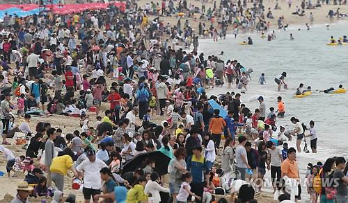 釜山海云台海水浴场避暑客扎推（中韩人力网）