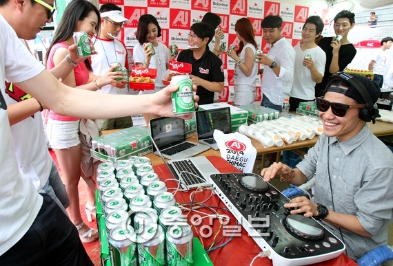 大邱炸鸡啤酒庆典43万只炸鸡和30万升啤酒免费吃。  --  中韩人力网