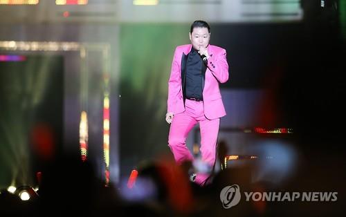 韩星鸟叔Rain男团WINNER出席亚洲金曲大赏。--中韩人力网