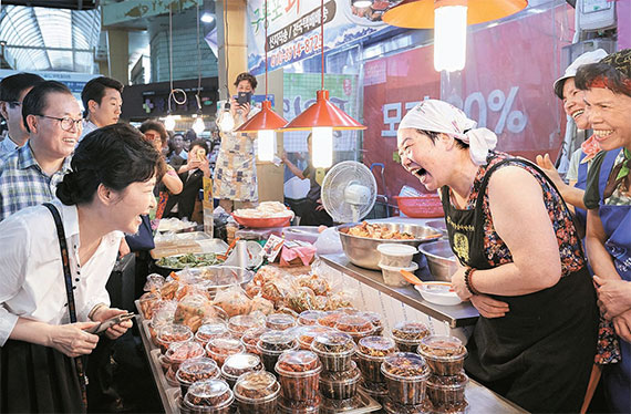 朴槿惠总统访问了南区新亭市场。---  中韩人力网