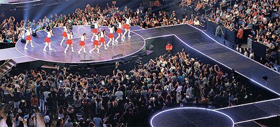 在美国洛杉矶斯台普斯中心（Staples Center）举行的“LA KCON”活动上，女子组合I.O.I正在进行表演。--中韩人力网