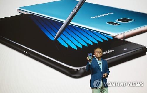 在美国纽约举行的新品发布上介绍最新旗舰智能手机Galaxy Note7。--- 中韩人力网