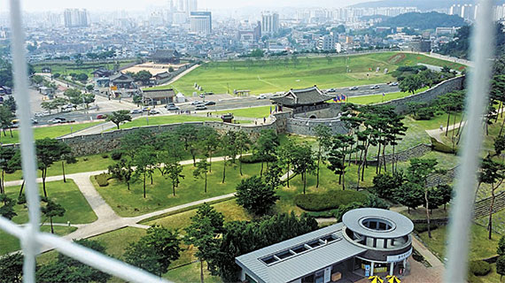 快来水原华城体验"飞行的水原"号氦气球观光吧。 --  中韩人力网 