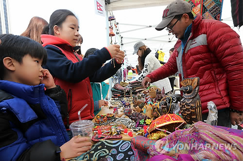 首尔外国人跳蚤市场将在光化门广场举行。 ---  中韩人力网