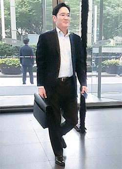 三星老板手持Note7赶高峰期上班化解"爆炸"危机。-- 中韩人力网