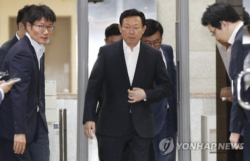 首尔地方检察厅对乐天集团会长辛东彬申请逮捕令。  ---  中韩人力网