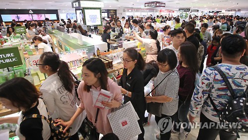 国庆黄金周中国游客在韩国刷卡消费4900亿韩元。--- 中韩人力网