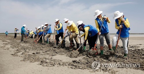 现代汽车在内蒙古连续9年开展治沙工程。在社科院每年公布的中国50佳品牌公益项目榜单上，该项目连续2年位居第三。此外，现代汽车为贫困地区居民建造美好家园而开展“起亚家园”项目，今年已进入第8个年头。---中韩人力网