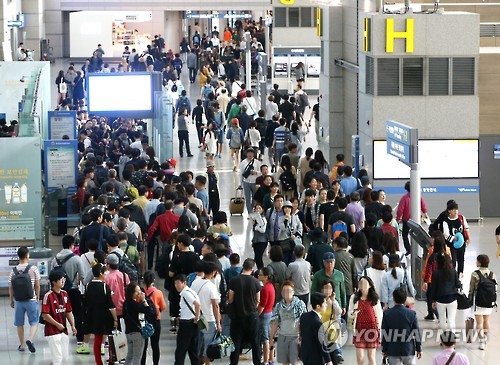 资料图片：韩国仁川机场出境大厅内人潮涌动。（韩联社)