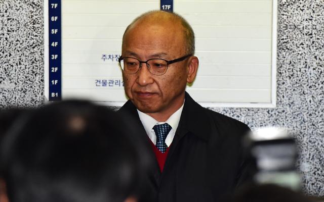 负责调查朴槿惠亲信崔顺实干政事件的朴英洙独立检察组28日凌晨1点45分许紧急逮捕了前保健福祉部长官文亨杓。---中韩人力网