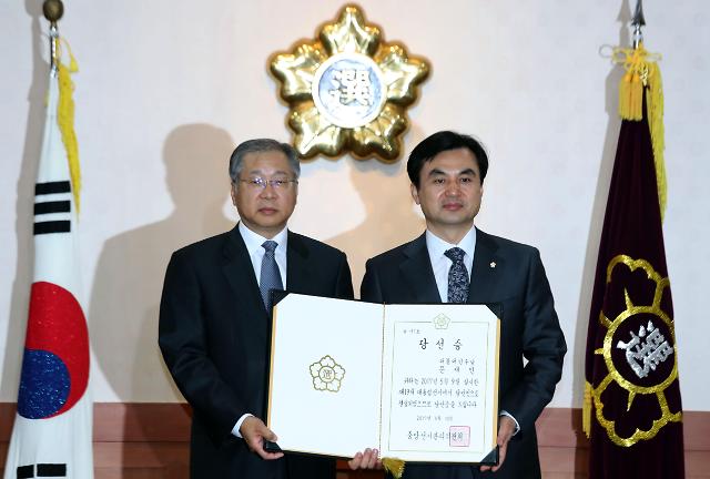 文在寅持韩国总统证书上岗,有证书的你赶紧来办留学就业签证！---  中韩人力网