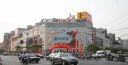 新世界旗下超市易买得年底前撤出中国市场。----中韩人力网