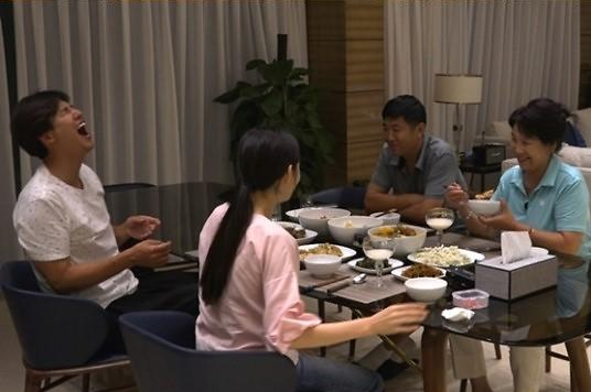 中韩人力网获悉，秋瓷炫与于晓光父母用餐 助推《同床异梦2》