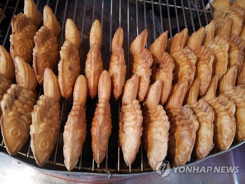 韩国人最爱的冬季小吃:烤栗子,烤红薯,小鱼饼和鱼糕串。-- 中韩人力网-韩国美食
