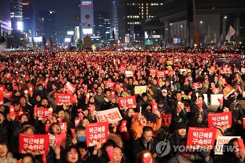 3月4日，在首尔光化门广场，韩国民众举行烛光集会要求弹劾朴槿惠。“破邪显正”被选为2017韩国年度成语。---- 中韩人力网