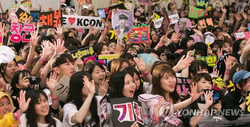 2017年5月，在日本东京，日本韩流粉丝在CJ娱乐主办的KCON2017 JAPAN演唱会中为之疯狂。《2017地球村韩流现况》:全球韩流粉丝达7000万。---- 中韩人力网 