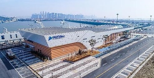 韩国最大的仁川邮轮母港客运中心正式揭牌投入运营。------ 中韩人力网