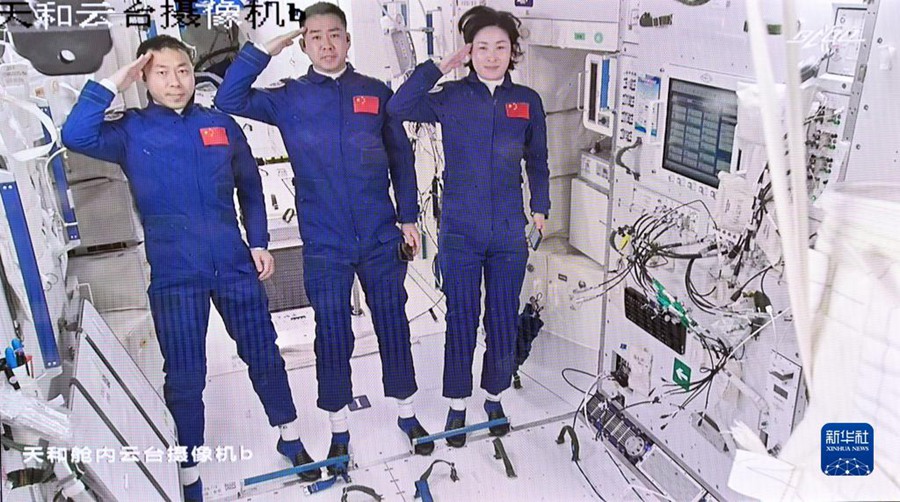 핵심모듈 톈허에 진입하는 선저우14호 우주비행사들——中韩人力网