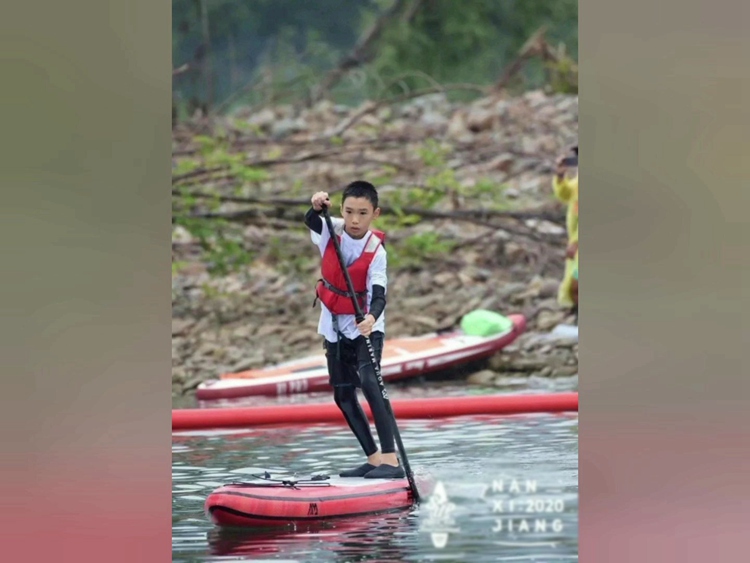 물에 빠진 차량 내 인명 구조한 中 용감한 12살 소년——中韩人力网