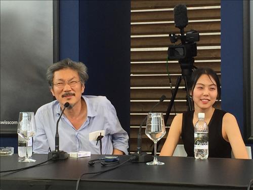 《这时对，那时错》导演洪尚秀和女主演金敏喜（韩联社）