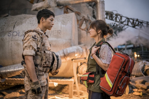 KBS 2TV水木剧《太阳的后裔》主演宋仲基与宋慧乔在拍摄之后宴请了制作团队以及出演者们，顿时引发众多话题。
