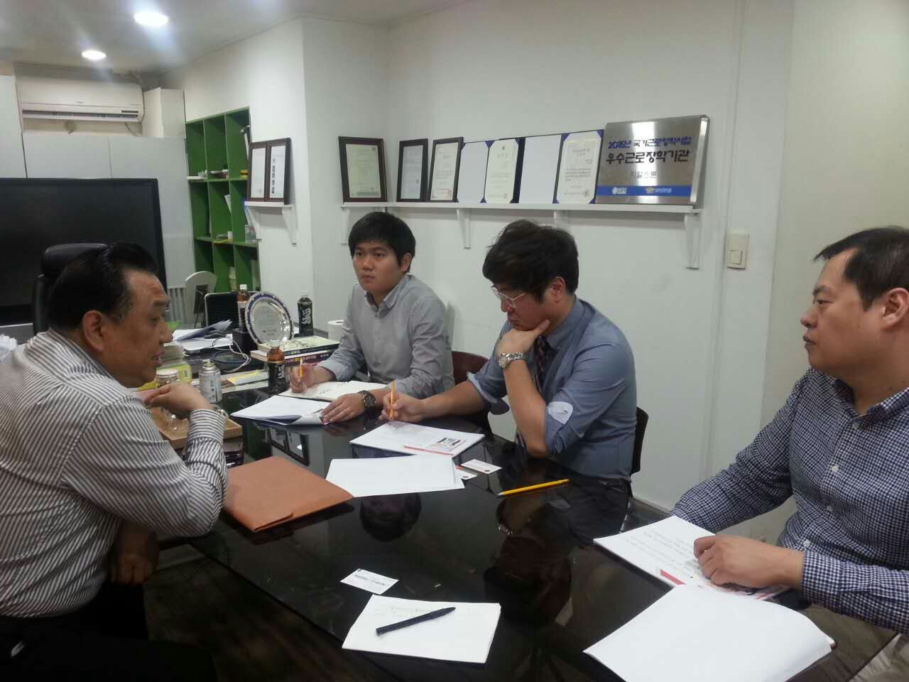  中韩人力网20日快讯：北京中韩联合董事长暨中韩人力网（www.cn-kr.net）CEO朴成德先生率中韩人力网海外事业部工作人员一行于2016年5月20日上午十点拜访了韩国大邱市就业协会韩国海外就业振兴协会金会长及海外就业协力处河科长，双方就相互解决大学生海外就业互派、安置工作等事项展开讨论。