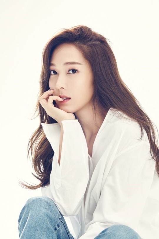 Jessica（27岁）2014年9月从团体单飞发展个人事业，本月终以首张迷你专辑《With Love, J》回到粉丝身边，主打歌《FLY》音源一出就空降8大音乐排行榜的第一名，让Jessica退团后的首次音乐作品，创下空前亮眼成绩。