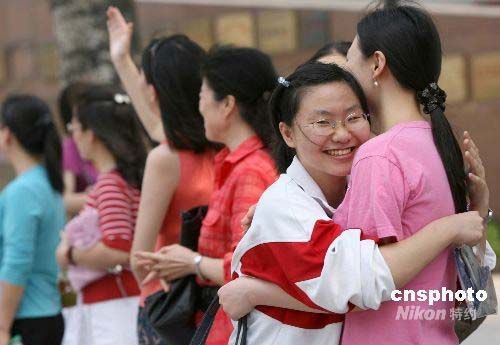 学生出考场，家长焦急的等候与寻找