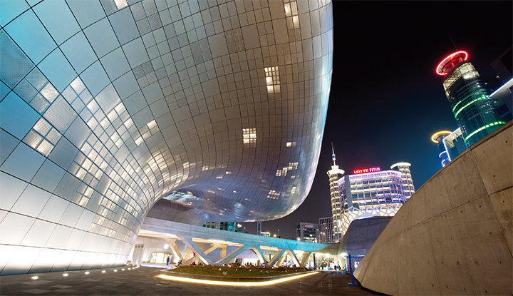 东大门设计广场的时装夜市。--  中韩人力网
