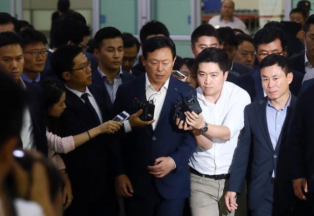    韩警方向乐天创始人辛格浩父子下达出国禁令。   -- 中韩人力网。