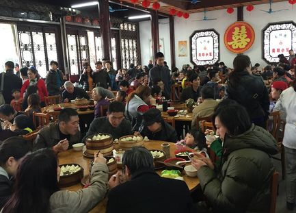 엄청많은사람 기다리고 있다 -中韩人力网