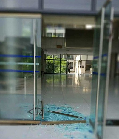 고온에 부셔진 유리 -中韩人力网