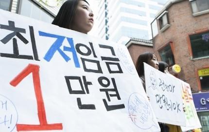 韩国2017年最低薪资标准为6470韩元,仅上调7.3%。-- 中韩人力网