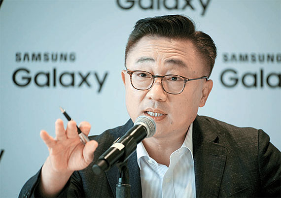 三星正在研发的折叠智能手机将在今年或明年发布。---  中韩人力网