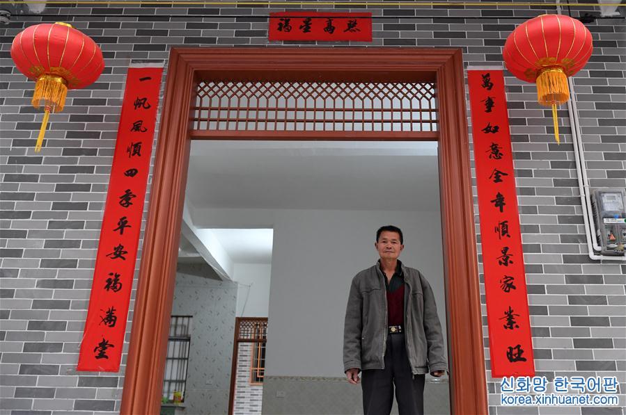 （脱贫攻坚·图文互动）（1）世世代代的穷日子 一年间天翻地覆——再访广西棉花村