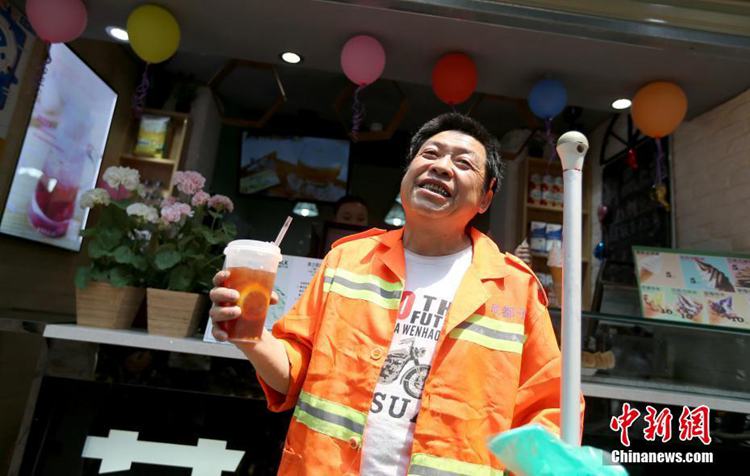 따뜻함 가득! 환경미화원에게 거짓으로 50% 할인 판매한 음료수 한 잔