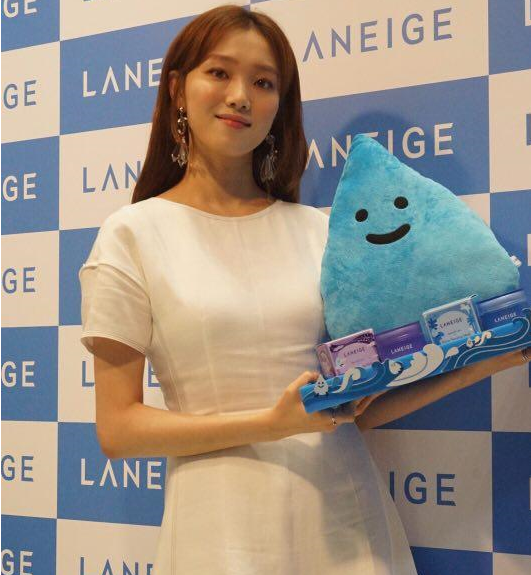 李圣经一袭白色洋装甜美现身 亲切微笑响应粉丝的热情！