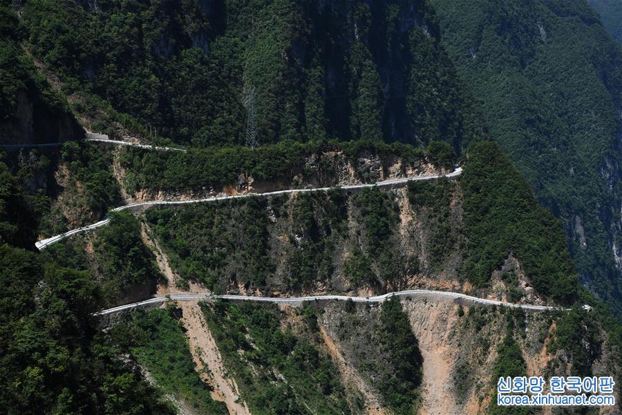 （新华全媒头条·图文互动）（1）“天坑村”的“通天路”