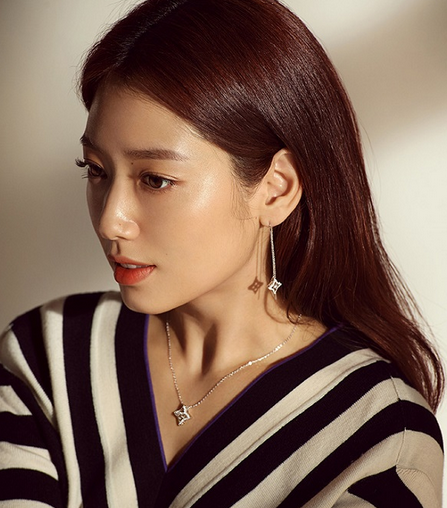 在华韩国企业招聘网获悉，朴信惠最新写真发布 魅力女神气场十足