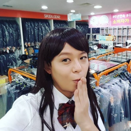 中韩人力网获悉，Tony An晒搞怪照 男扮女装很到位